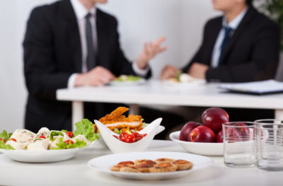 Cibo e lavoro: può un pasto incidere sulla fiducia?