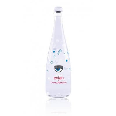 La bottiglia di acqua Evian firmata Ferragni: come nasce (e muore) una polemica social