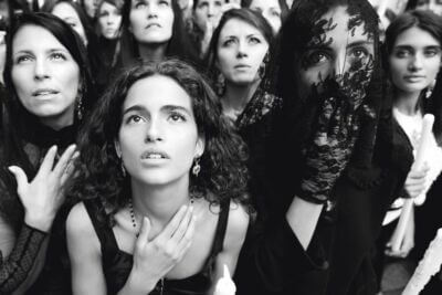Per Dolce & Gabbana è l'ora di tornare alla carta stampata: una campagna controcorrente
