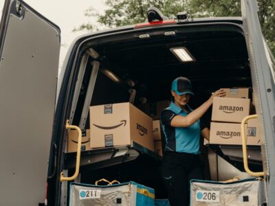 Amazon paga i dipendenti per licenziarsi e avviare startup di consegna pacchi