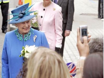 Dalla prima videochiamata su Zoom alle periodiche vacancy per social media manager professionisti, qual è la strategia della Regina Elisabetta sui social?