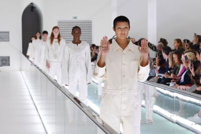 La protesta di una modella contro le "camicie di forza" di Gucci: «la salute mentale non è moda»