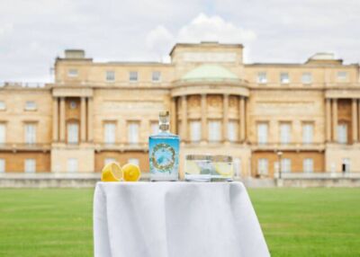 Il Buckingham Palace Gin è il primo gin prodotto direttamente (o quasi) dalla Regina Elisabetta