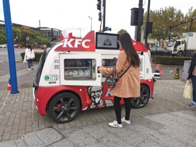 A Shanghai KFC sta usando veicoli autonomi per vendere pollo fritto: potrebbe diventare una tendenza nel mondo del fast food?