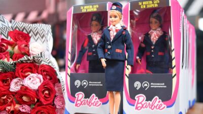 Donne alla guida nella metro di Mosca: lanciata una Barbie in edizione limitata per celebrarle