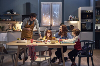 Campagna pubblicitaria Indesit "Do It Together": l'azienda riflette sulla parità di genere in casa con lo spot "I bambini ci imitano"