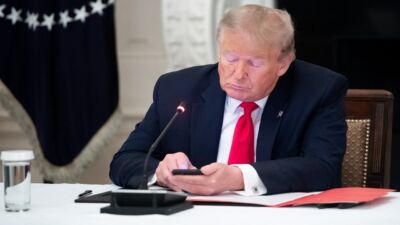 Trump torna ad accusare le big tech di censura e, questa volta, fa causa a Facebook, Twitter e Google