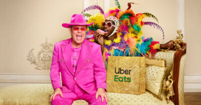 Cosa accomuna i tre spot di Uber Eats con Elton John e Lil Nas X? La cena delle due star, servita dall'azienda di delivery
