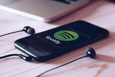 Anche Spotify vuole fare la sua parte contro la disinformazione sul COVID-19, soprattutto nei podcast