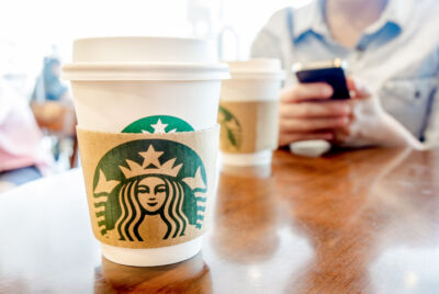 Mettere progressivamente al bando le tazze monouso è tra gli obiettivi sostenibili di Starbucks