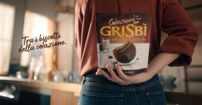 “Colazione con Grisbì” è il nuovo spot, trasmesso da Rai e Mediaset, che presenta la "nuova" colazione in famiglia