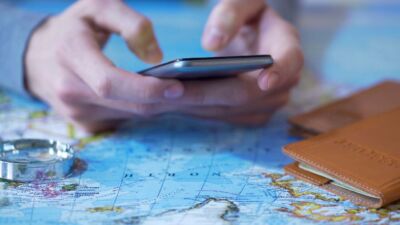 Controllare lo smartphone in vacanza? Un'abitudine diffusa, ma di cui spesso ci si pente