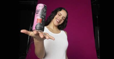 Coca-Cola e la cantante Rosalía si uniscono dando vita a una limited edition e a una campagna che parla di trasformazione
