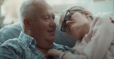 La nuova campagna TENA, "No love like it", ricorda l'importanza di sostenere i caregiver