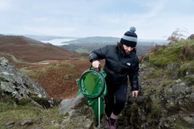 Escursioni collettive per ripulire il verde dai rifiuti: così The North Face celebra la Giornata della terra