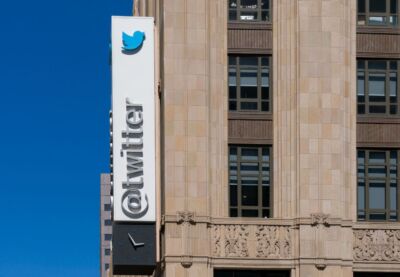 Twitter cambia nome in X Corp. e avvia la (lenta) trasformazione in una super app