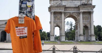 UNDRESSED: la campagna che ha riempito di pregiudizi le strade di Milano per richiamare l'attenzione sull'importanza della salute mentale