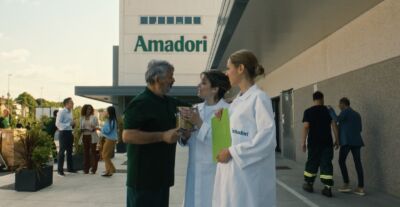 Nel nuovo spot Amadori i collaboratori diventano testimonial per promuovere la campagna "Gente che ama"