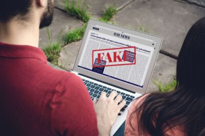 Triplicati in un mese i siti che pubblicano fake news: è colpa (anche) dell'AI