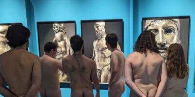 Alla mostra senza vestiti per vedere i Bronzi di Riace: la trovata del Museo di archeologia della Catalogna