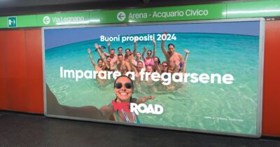 I buoni propositi e l'elenco dei ponti del 2024 nella campagna OOH WeRoad attiva nelle stazioni metropolitane di Milano e Roma