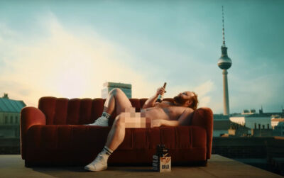 La parodia dello spot Calvin Klein con Jeremy Allen White in mutande con cui un'azienda tedesca prova a vendere birra zero