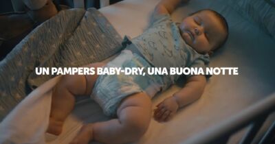 Il nuovo spot Pampers per San Valentino 2024 esplora il tema dell'intimità per i neogenitori
