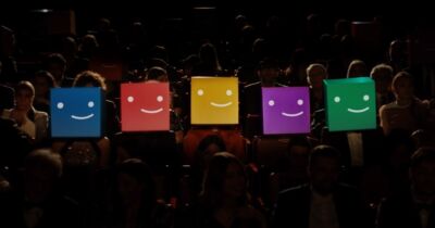 Il nuovo spot Netflix dedicato a Sanremo 2024 con protagonista le sue icone simbolo