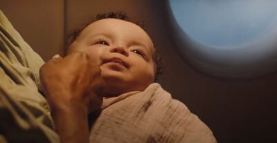 Il primo volo di una neonata è stato raccontato in un emozionante spot di British Airways