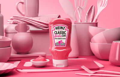 Heinz e Mattel lanciano una salsa, ovviamente rosa, dedicata ai 65 anni di Barbie